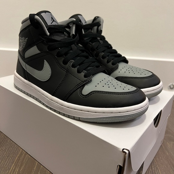 Air Jordan 1 Mid, Women’s US 7 - Picture 2 of 5